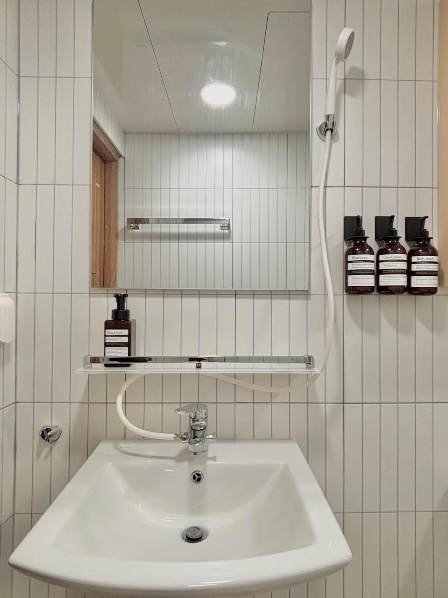 Bbo Stay, #airportbus #subway Line2 #sillimstation #uptoguests #3rooms4beds Seoul